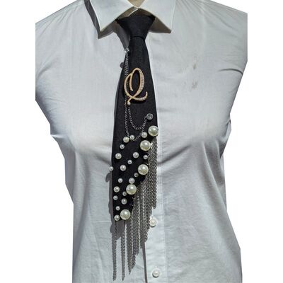Wholesale Letter Q Pearl Brooch Necktie Handmade Faux Pearl Alphabet Pin with Iron Chain Tassel Decorative Polyester Tie for Women (Black)