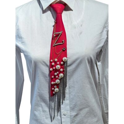 Wholesale Letter Z Pearl Brooch Necktie Handmade Faux Pearl Alphabet Pin with Iron Chain Tassel Decorative Polyester Tie for Women (Red)